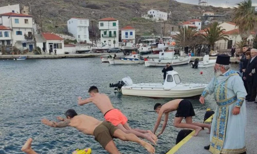 Θεοφάνεια στον ακριτικό Άη Στράτη - Διασώστης των super puma έπιασε τον Σταυρό